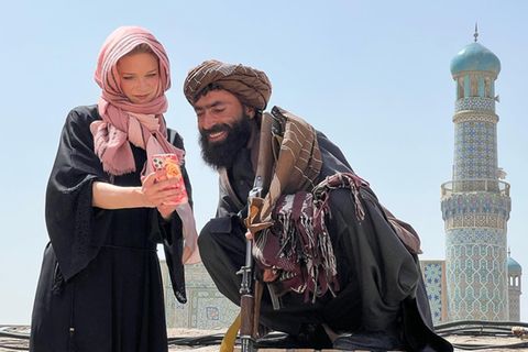 Liv von Boetticher mit einem Mann der Taliban