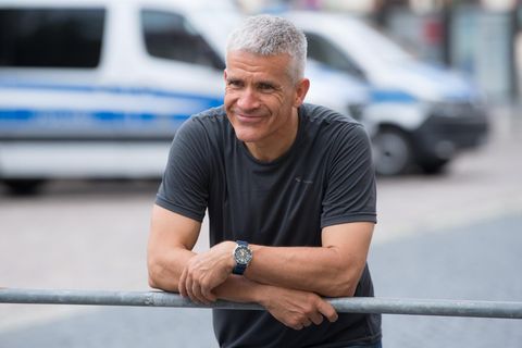 Gender-Gegner Matthias Berger an einer Polizeiabsperrung