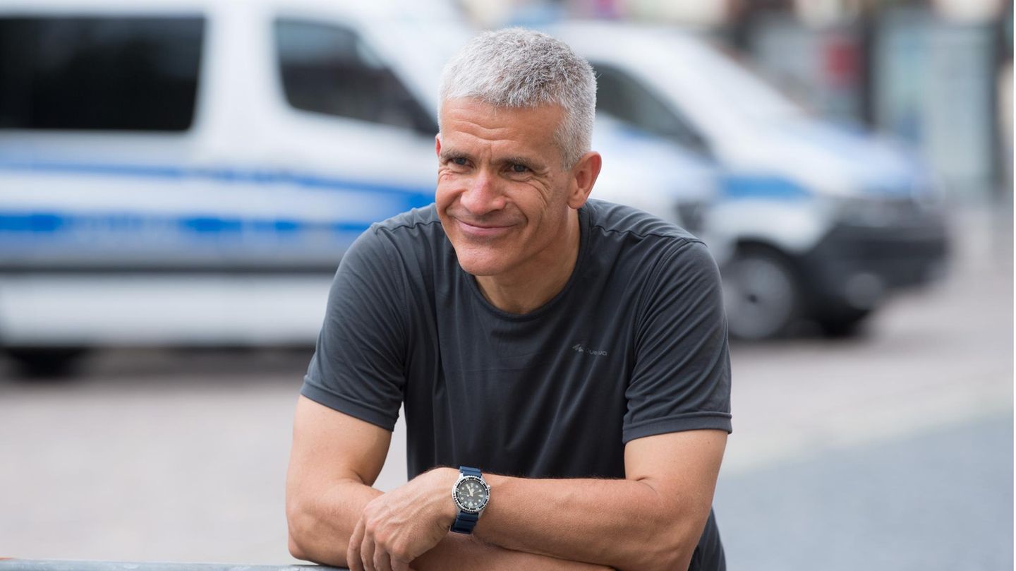 Gender-Gegner Matthias Berger an einer Polizeiabsperrung