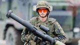 Ein Soldat hält auf dem Truppenübungsplatz Münster eine Panzerfaust 3 in der Hand