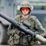 Ein Soldat hält auf dem Truppenübungsplatz Münster eine Panzerfaust 3 in der Hand