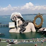 Die Figur eines überdimensionierten Mannes ragt bei den Bregenzer Festspielen 2012 aus dem Wasser
