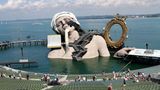 Die Figur eines überdimensionierten Mannes ragt bei den Bregenzer Festspielen 2012 aus dem Wasser
