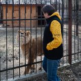 Natalia Popova mit einem Löwen