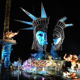 Bühnenbild der Bregenzer Festspiele 2010: Der Kopf der Freiheitsstatue, der in der Mitte zerbrochen ist