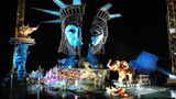 Bühnenbild der Bregenzer Festspiele 2010: Der Kopf der Freiheitsstatue, der in der Mitte zerbrochen ist