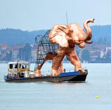 Ein Elefant, der Teil der Kulisse von "Aida" bei den Bregenzer Festspielen ist, wird per Boot über den Bodensee transportiert
