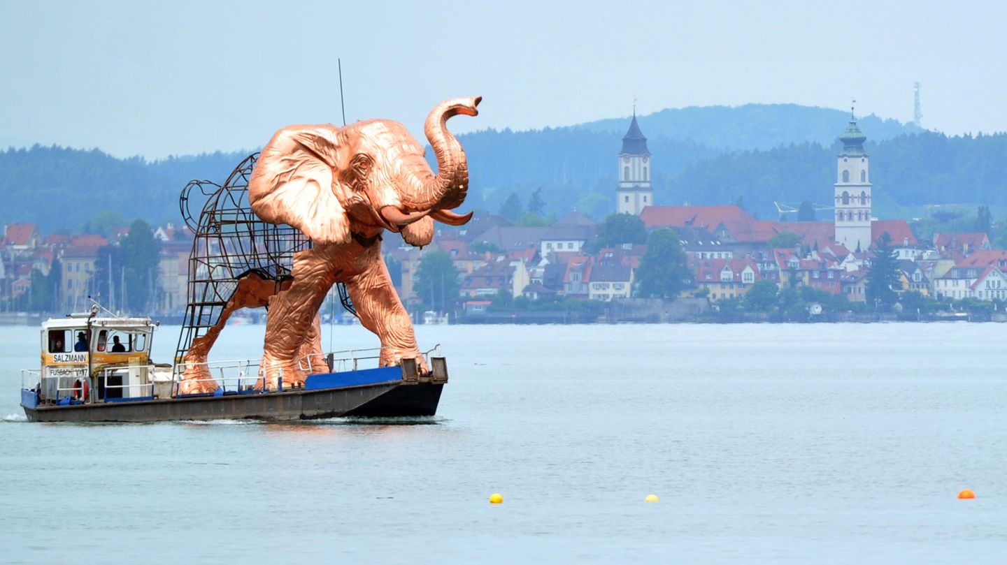 Ein Elefant, der Teil der Kulisse von "Aida" bei den Bregenzer Festspielen ist, wird per Boot über den Bodensee transportiert