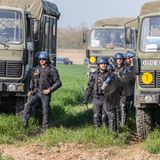 Französische Soldaten stehen vor Militärfahrzeugen