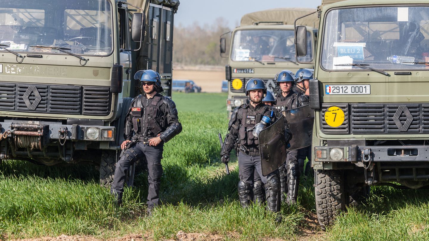 Frankreich Französische Soldaten stehen vor Militärfahrzeugen