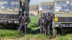Französische Soldaten stehen vor Militärfahrzeugen