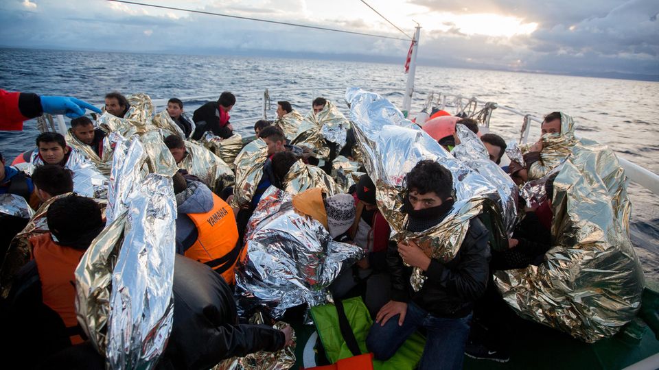 Afghanische Flüchtlinge auf einem Boot im Mittelmeer