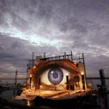 Das Bild eines riesigen Auges ziert den hinteren Teil der Bühne bei den Bregenzer Festspielen 2008
