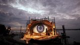 Das Bild eines riesigen Auges ziert den hinteren Teil der Bühne bei den Bregenzer Festspielen 2008
