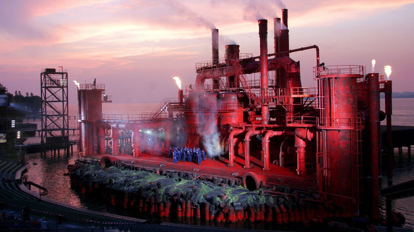 Bei "Der Troubadour" 2006 sah die Bühne der Bregenzer Festspiele aus wie eine Fabrik mit qualmenden Schornsteinen