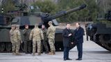 Polnische Soldaten vor Panzer
