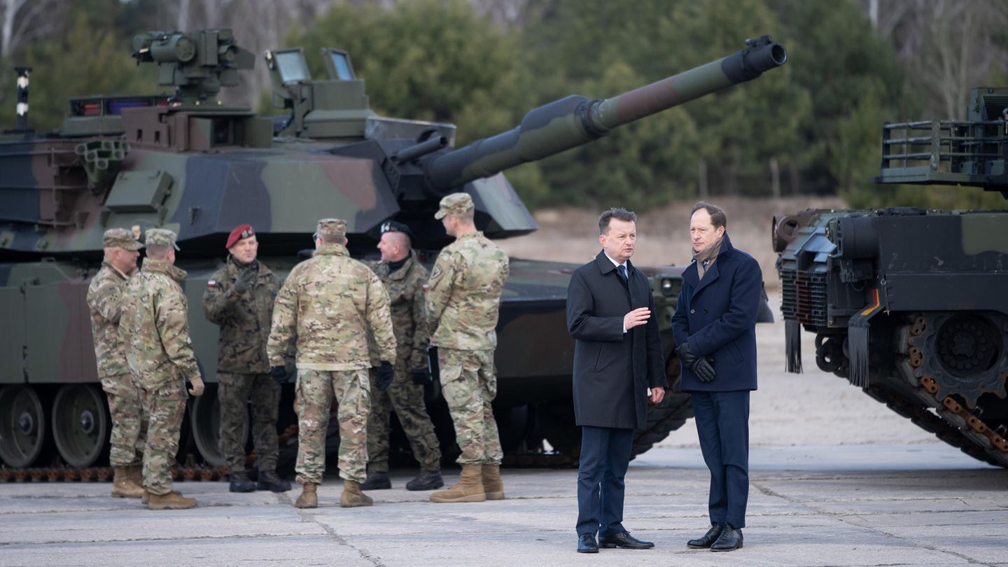 Polen Polnische Soldaten vor Panzer