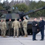 Polnische Soldaten vor Panzer