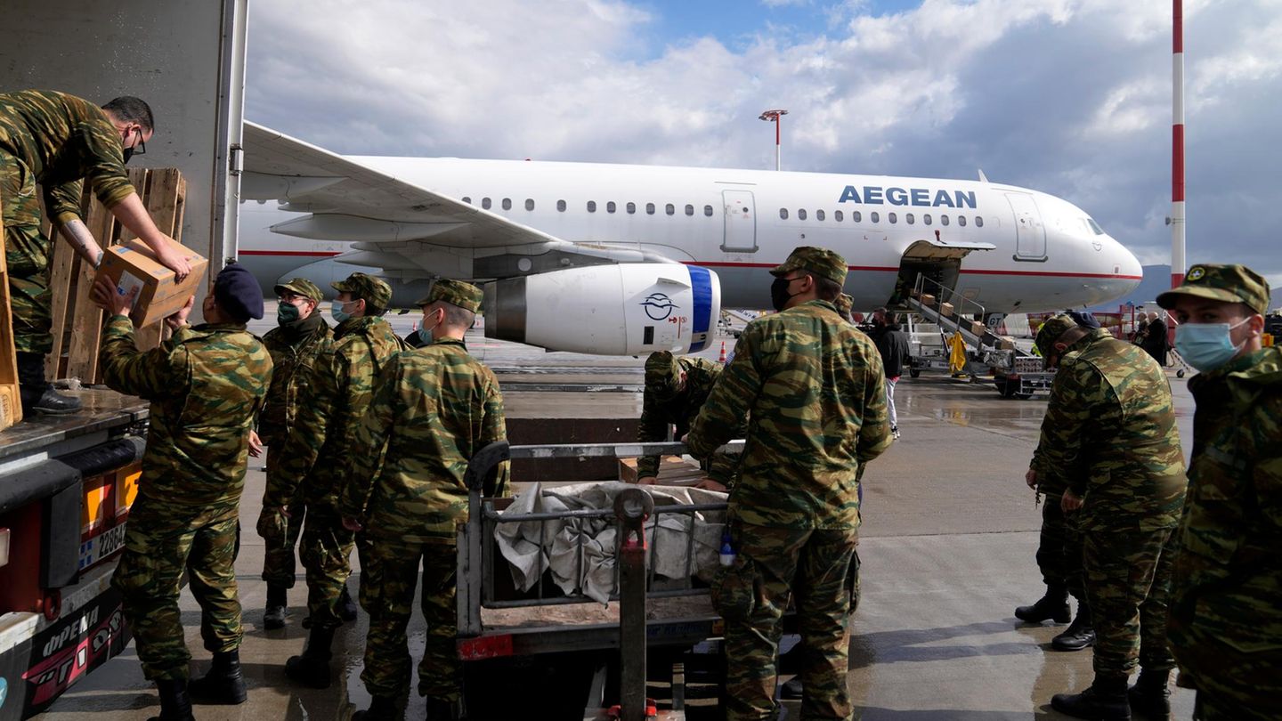 Griechenland Griechische Soldaten beladen einen Wagen mit humanitärer Hilfe
