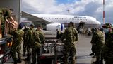 Griechische Soldaten beladen einen Wagen mit humanitärer Hilfe