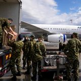 Griechische Soldaten beladen einen Wagen mit humanitärer Hilfe