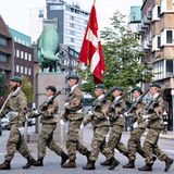 Dänische Soldaten gehen über Straße