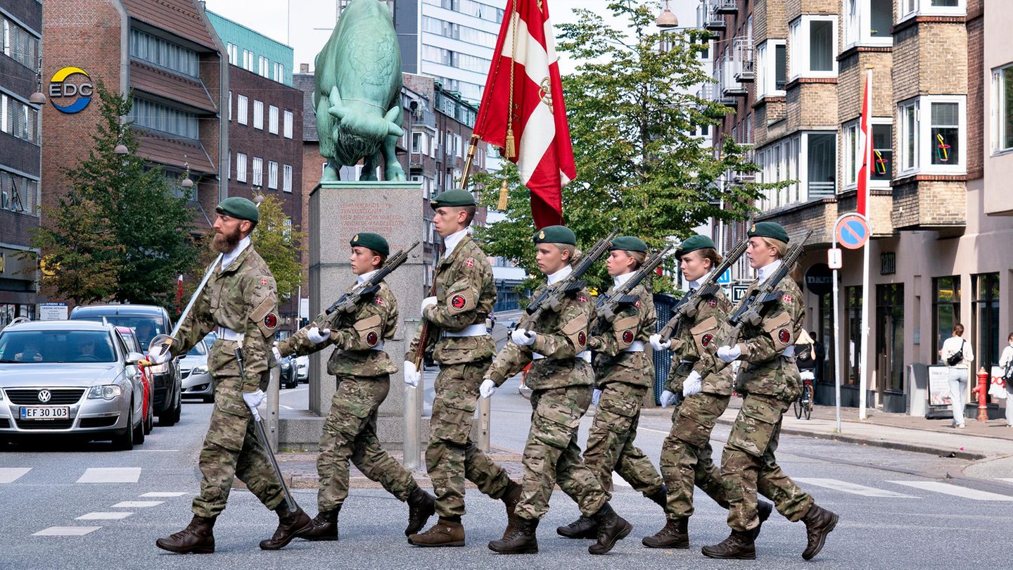 Dänemark Dänische Soldaten gehen über Straße