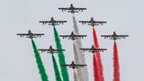 Flieger malen italienische Flagge in die Luft