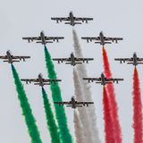 Flieger malen italienische Flagge in die Luft