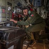 Foto zeigt einen französischen Soldaten, der in einem Frachtflugzeug arbeitet