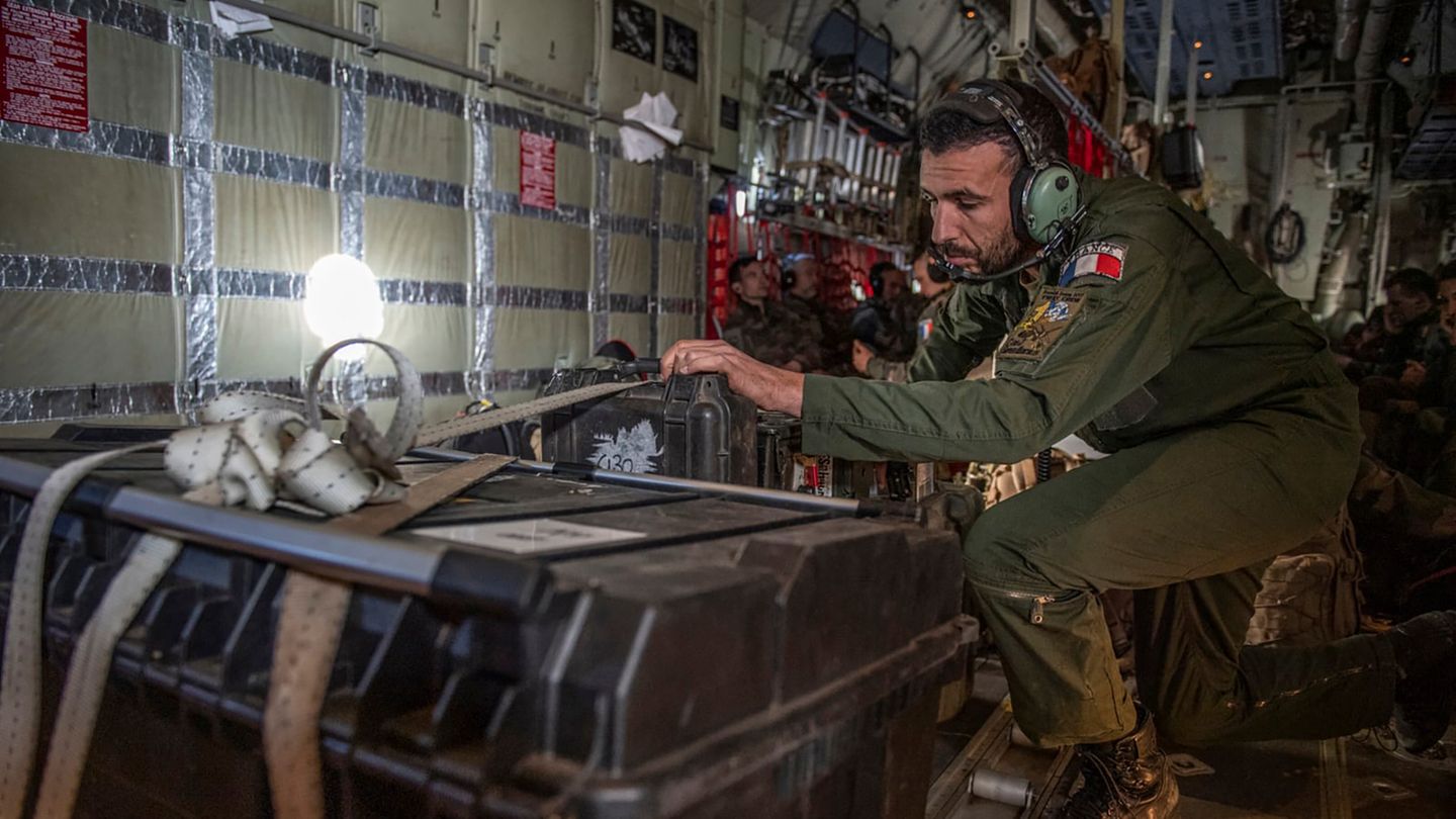 Foto zeigt einen französischen Soldaten, der in einem Frachtflugzeug arbeitet