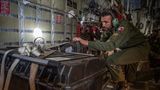 Foto zeigt einen französischen Soldaten, der in einem Frachtflugzeug arbeitet