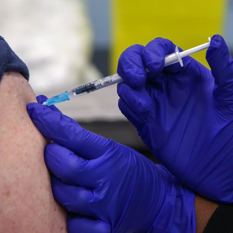 Person wird in den Arm geimpft