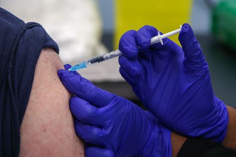 Person wird in den Arm geimpft
