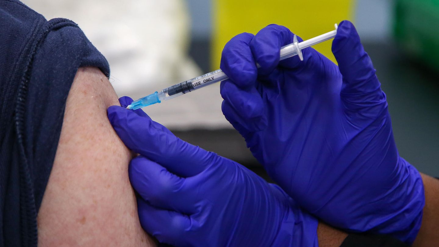 Person wird in den Arm geimpft