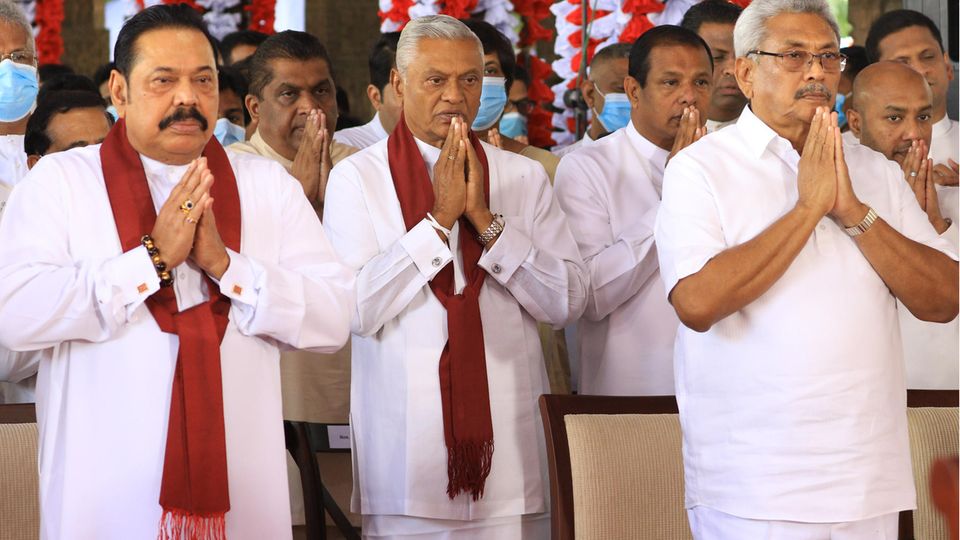 Die Rajapaksa-Familie bei einer religiösen Zeremonie Die Rajapaksa-Familie bei einer religiösen Zeremonie