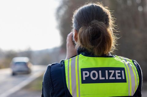 Polizistin misst die Geschwindigkeit eines Autos