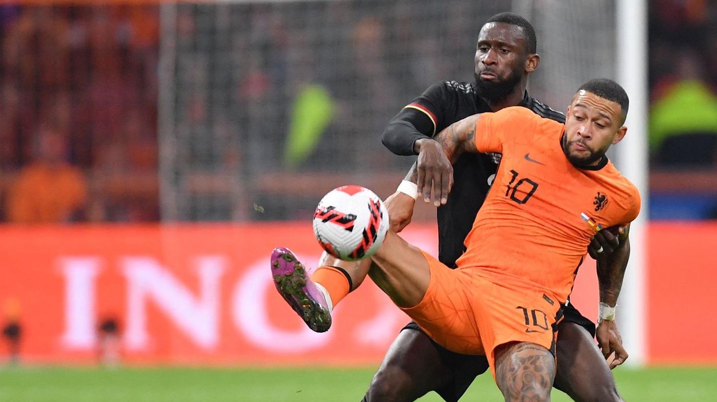 Deutschlands Antonio Rüdiger bearbeitet Hollands Angreifer Memphis Depay beim jüngsten Aufeinandertreffen in Amsterdam.