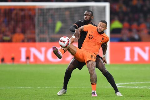 Deutschlands Antonio Rüdiger bearbeitet Hollands Angreifer Memphis Depay beim jüngsten Aufeinandertreffen in Amsterdam.