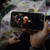 Auf seinem Handy zeigt Jewgenij wie sie Lebensmittel durch die Bahntunnel tragen, um vor Angriffen sicher zu sein