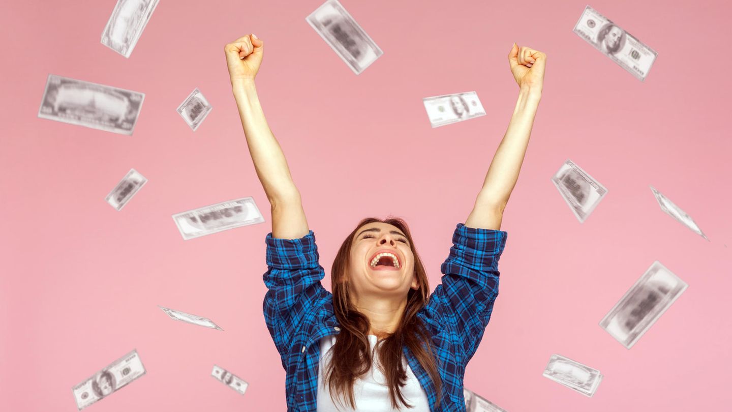 Eine Frau jubelt über einen Lotteriegewinn