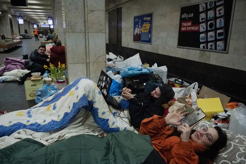So wie auch viele andere Menschen in Charkiw. Alle haben ihre Betten in der Metrostation aufgeschlagen