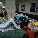 So wie auch viele andere Menschen in Charkiw. Alle haben ihre Betten in der Metrostation aufgeschlagen