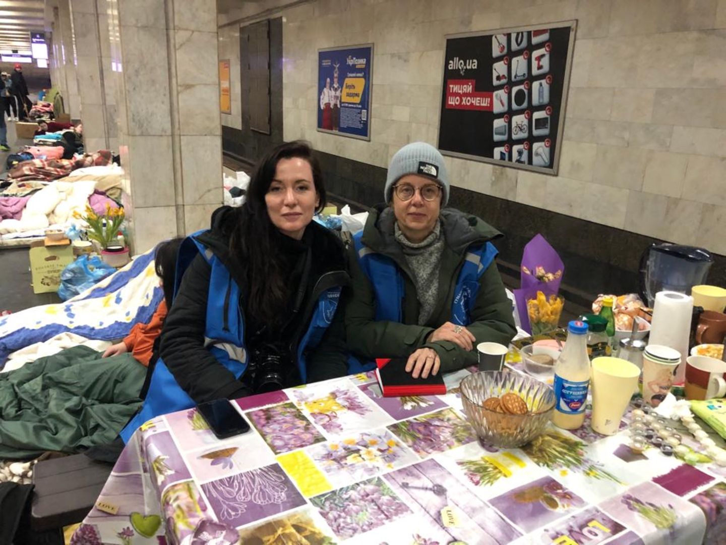 Fotografin Gaelle Girbes und stern-Autorin Bettina Sengling in einer Metro Station in Charkiw