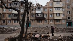 Mitten hinein in einen großen Wohnblock in Charkiw hat eine Rakete ein großes Loch geschossen. Jeden Tag beschießen die Russen die Millionenmetropole. Der Bürgermeister sagt, bisher seien 1500 Gebäude, 15 Krankenhäuser und 69 Schulen zerstört