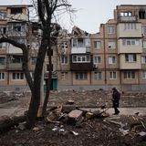 Mitten hinein in einen großen Wohnblock in Charkiw hat eine Rakete ein großes Loch geschossen. Jeden Tag beschießen die Russen die Millionenmetropole. Der Bürgermeister sagt, bisher seien 1500 Gebäude, 15 Krankenhäuser und 69 Schulen zerstört