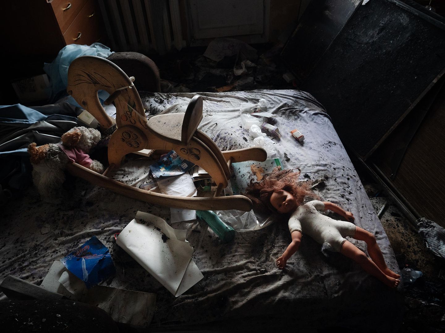 Ein Kinderzimmer, dass in Charkiw bei einem Raketeneinschlag zerstört wurde