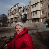 Das Wohnhaus im Hintergrund wurde von einer Rakete komplett zerstört