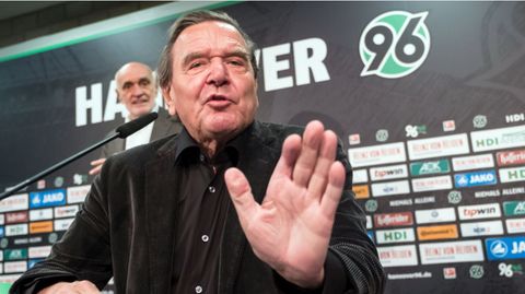 Gerhard Schröder als damaliger Aufsichtsratvorsitzender von Hannover 96 auf einer Pressekonferenz