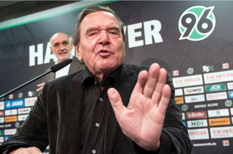 Gerhard Schröder als damaliger Aufsichtsratvorsitzender von Hannover 96 auf einer Pressekonferenz